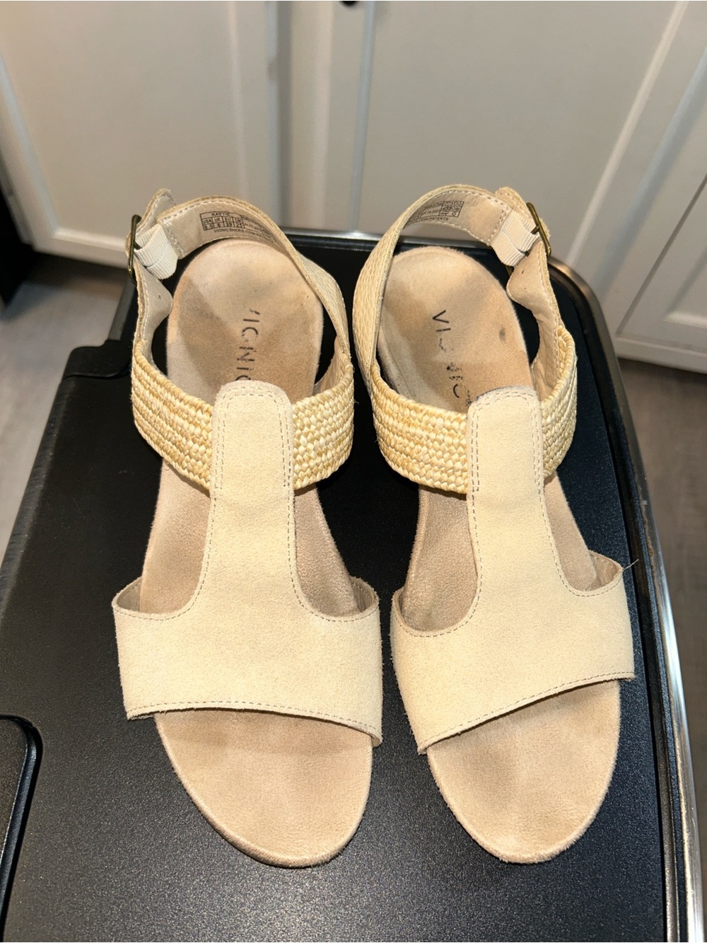 Vionic Womens Kaytie Sandals Size 9 Tan Leather Wedge Arch Support Comfort Shoes